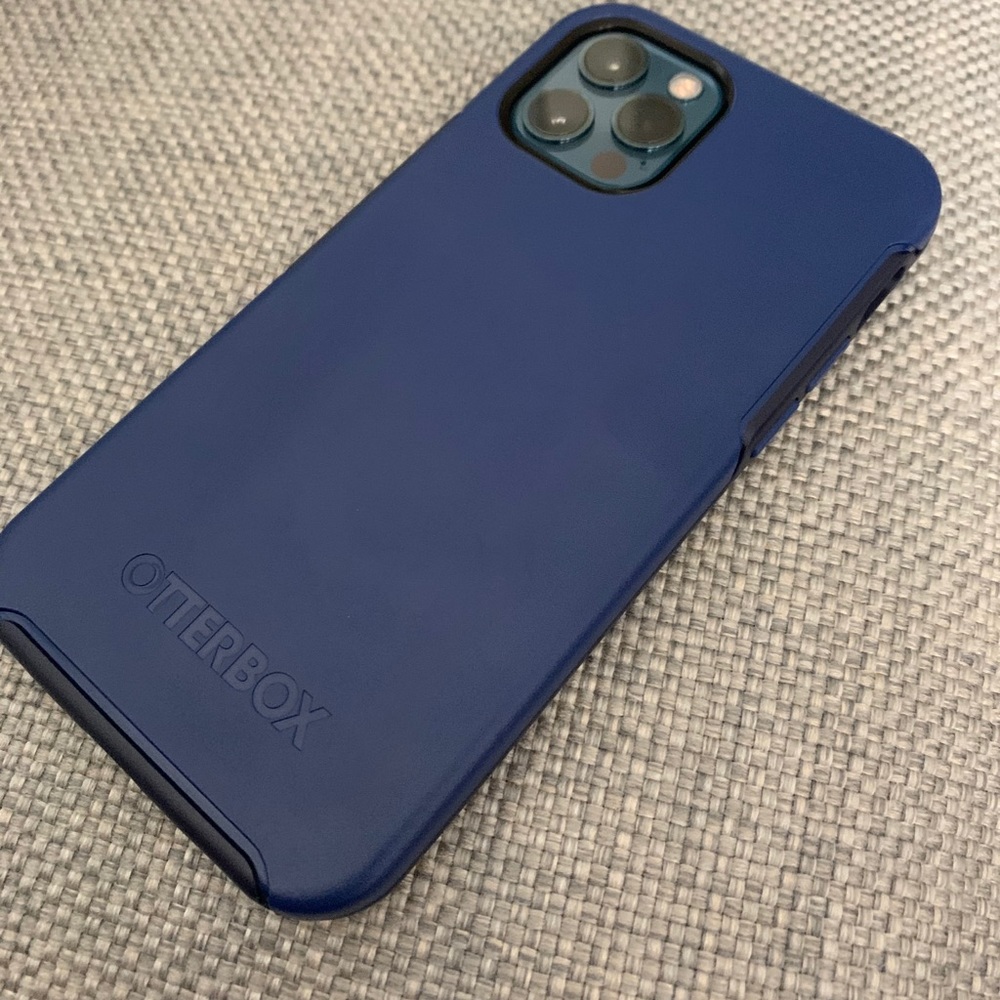 Otterbox Symmetry Series + with MagSafe for iPhone